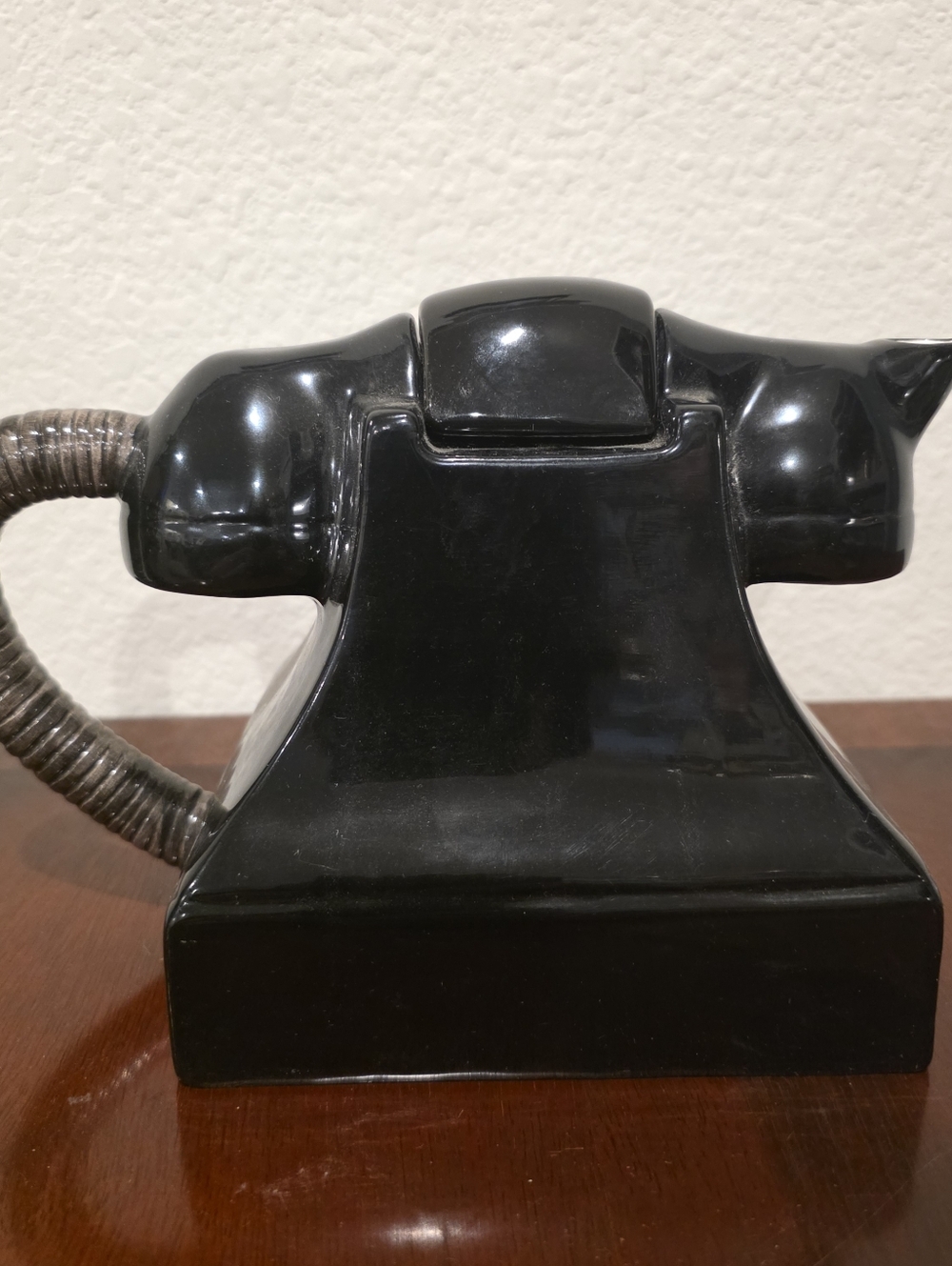 I Love Lucy Telephone Teapot - Picture 2 of 3